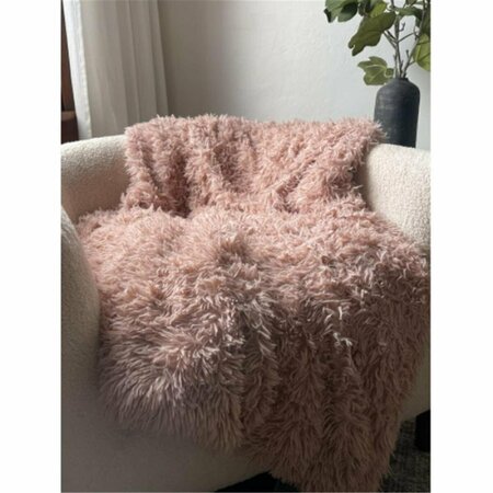 PUESTA EN ESCENA 50 x 60 in. Dreamy Faux Fur Throw, Pink Hero PU3124512